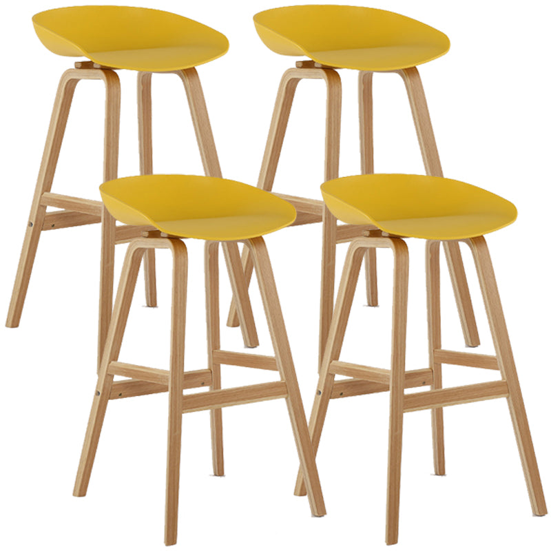 Taburetes de bar escandinavos sin respaldo de los taburetes plásticos de madera con el asiento del cubo