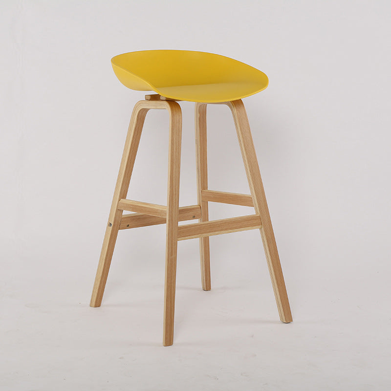 Taburetes de bar escandinavos sin respaldo de los taburetes plásticos de madera con el asiento del cubo