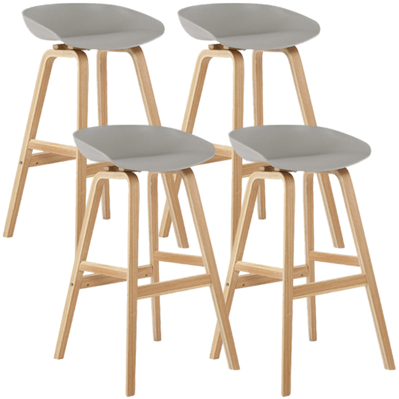 Taburetes de bar escandinavos sin respaldo de los taburetes plásticos de madera con el asiento del cubo