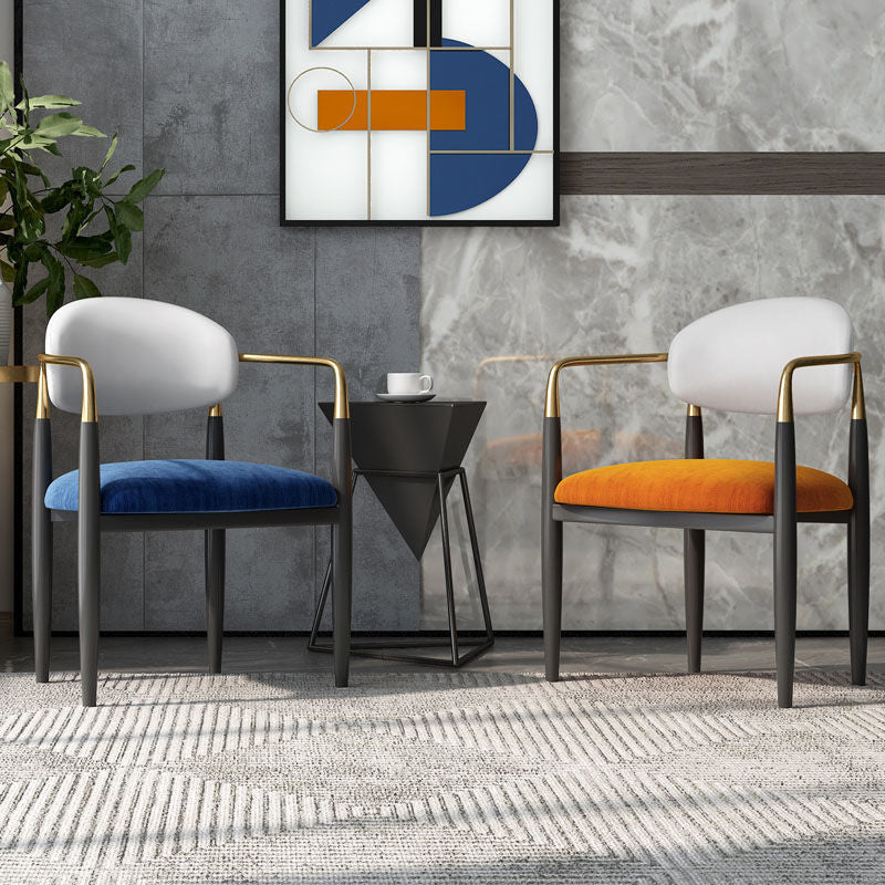 Silla de comedor tapizada contemporánea con respaldo abierto y acabado mate