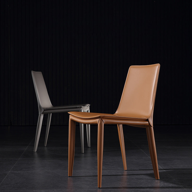 Silla lateral curvada de cuero contemporánea Silla Parsons con acabado mate
