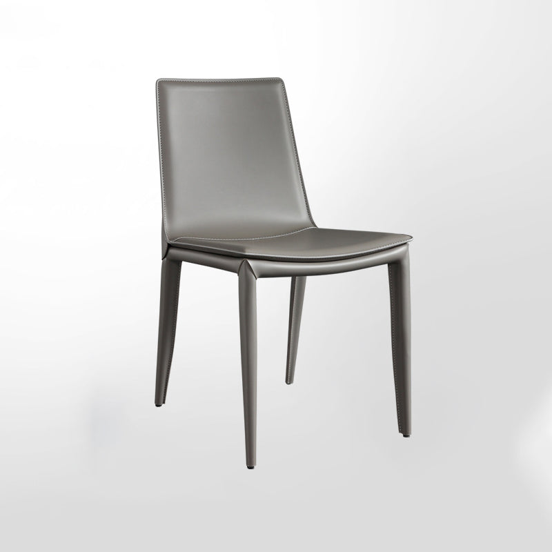 Silla lateral curvada de cuero contemporánea Silla Parsons con acabado mate
