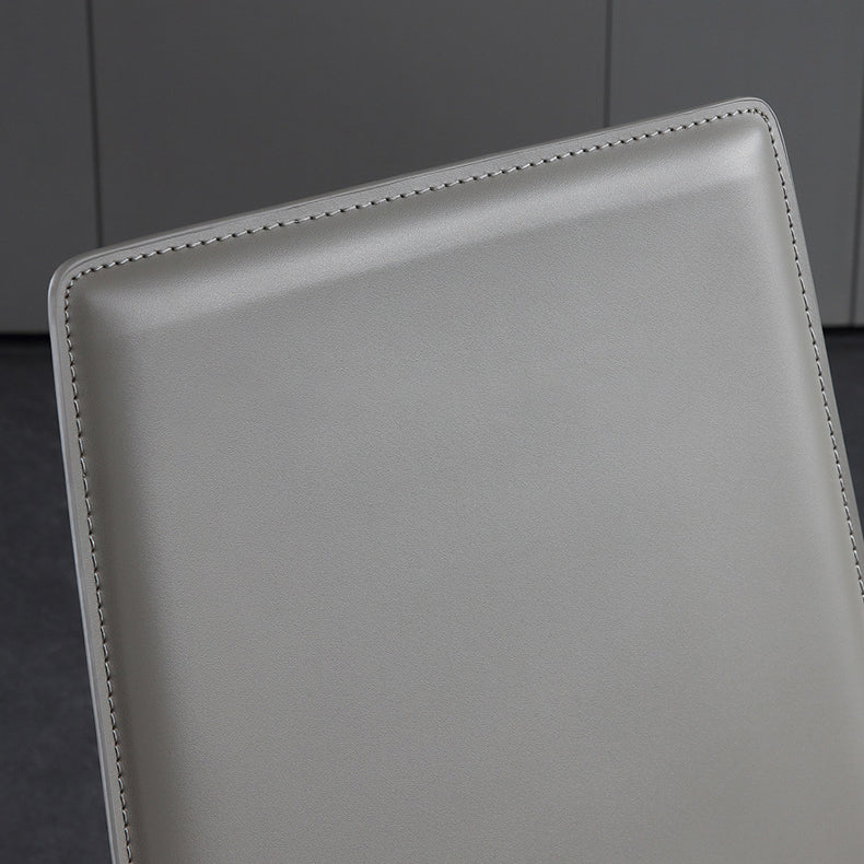 Silla lateral curvada de cuero contemporánea Silla Parsons con acabado mate