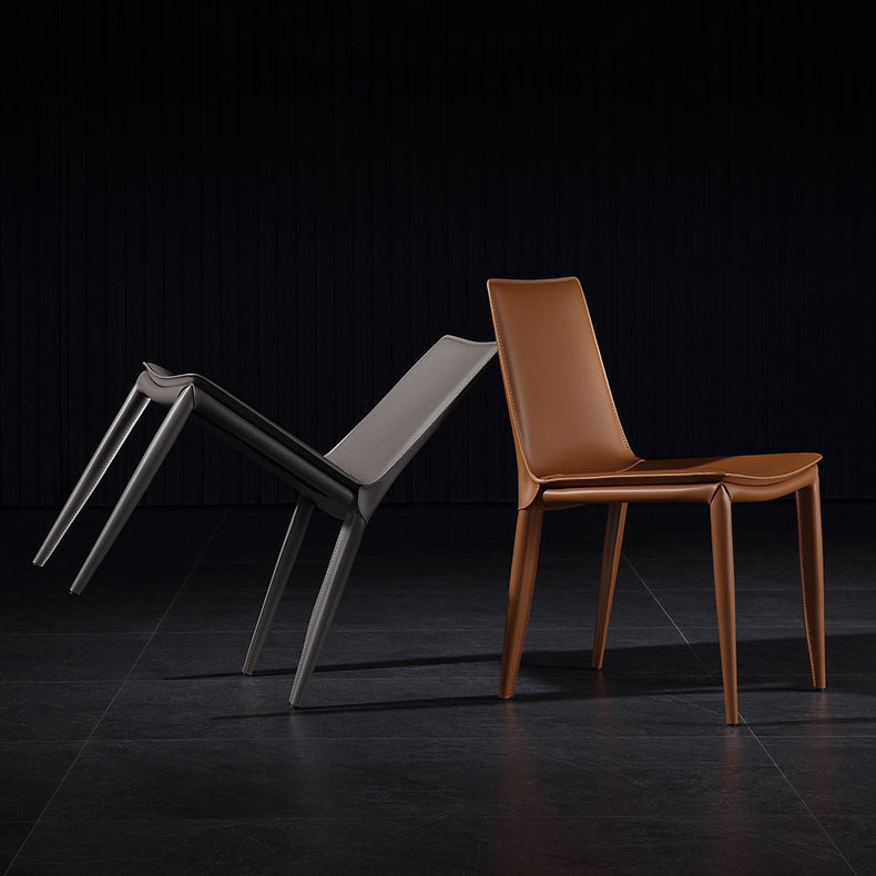 Silla lateral curvada de cuero contemporánea Silla Parsons con acabado mate
