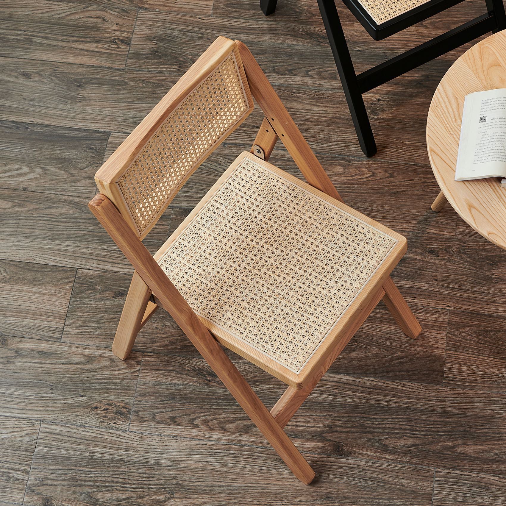 Silla lateral contemporánea con respaldo abierto, acabado mate de madera maciza, silla sin brazos