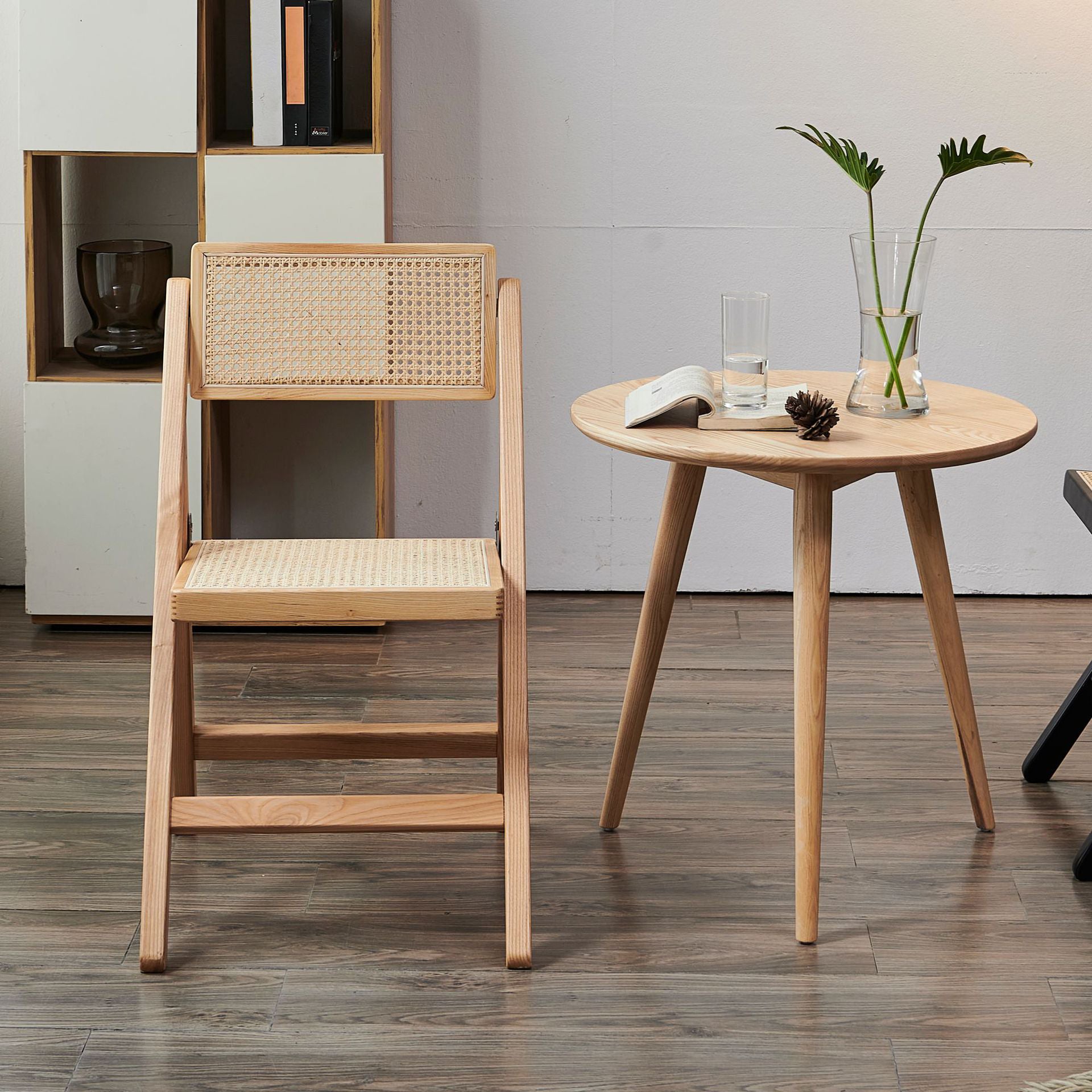 Silla lateral contemporánea con respaldo abierto, acabado mate de madera maciza, silla sin brazos