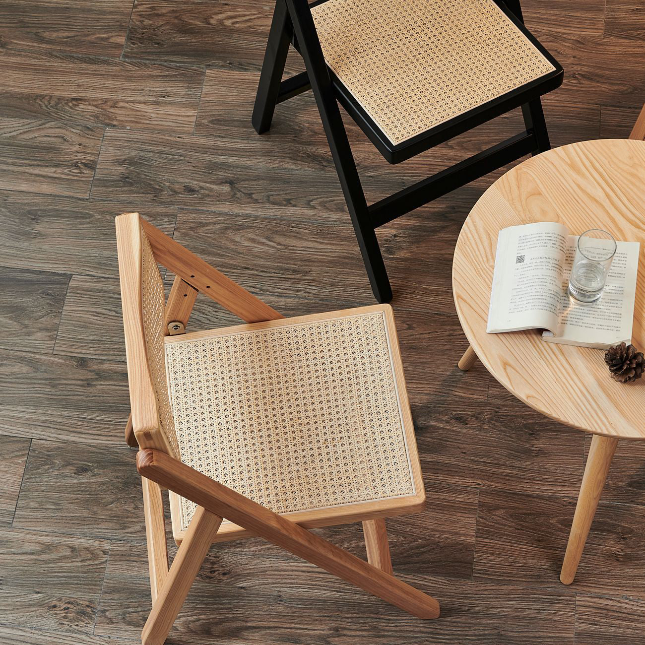 Silla lateral contemporánea con respaldo abierto, acabado mate de madera maciza, silla sin brazos