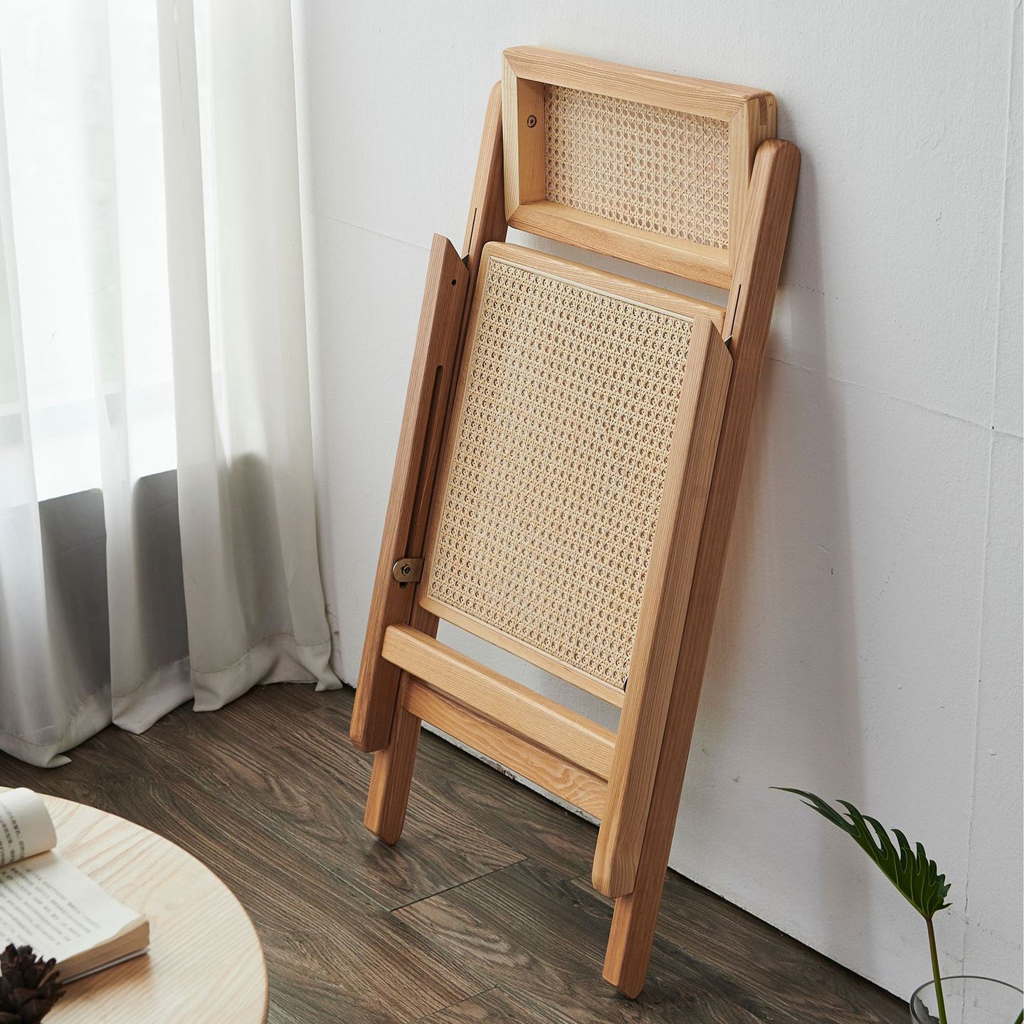 Silla lateral contemporánea con respaldo abierto, acabado mate de madera maciza, silla sin brazos