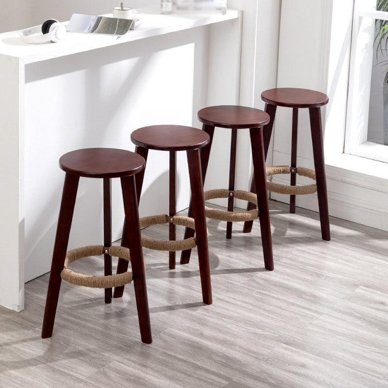 Taburete de bar simple apilable industrial de madera de caucho, taburete alto para interiores con asiento redondo