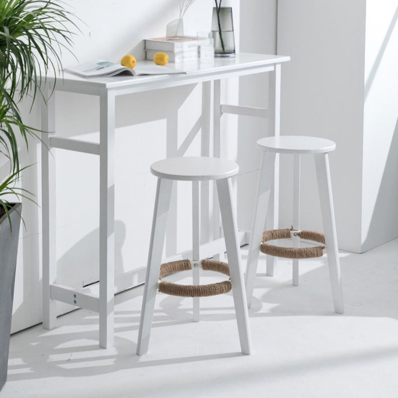 Taburete de bar simple apilable industrial de madera de caucho, taburete alto para interiores con asiento redondo