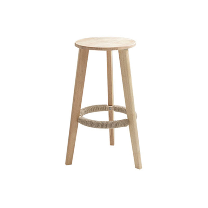 Taburete de bar simple apilable industrial de madera de caucho, taburete alto para interiores con asiento redondo