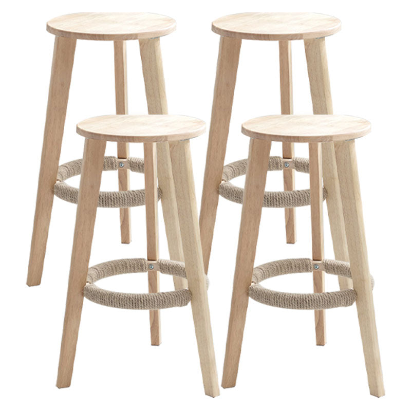 Taburete de bar simple apilable industrial de madera de caucho, taburete alto para interiores con asiento redondo