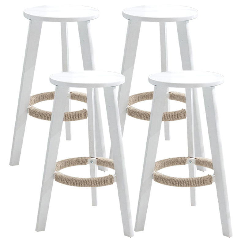 Taburete de bar simple apilable industrial de madera de caucho, taburete alto para interiores con asiento redondo