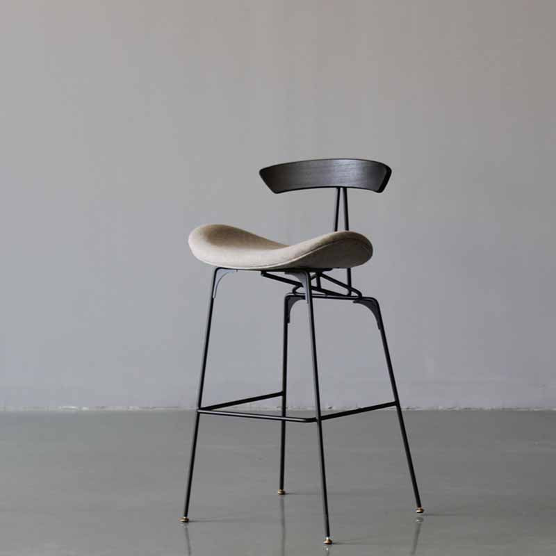 Mit Eisen gepolsterte Thekenhocker. Industrielle Barhocker mit niedriger Rückenlehne und Sattelsitz