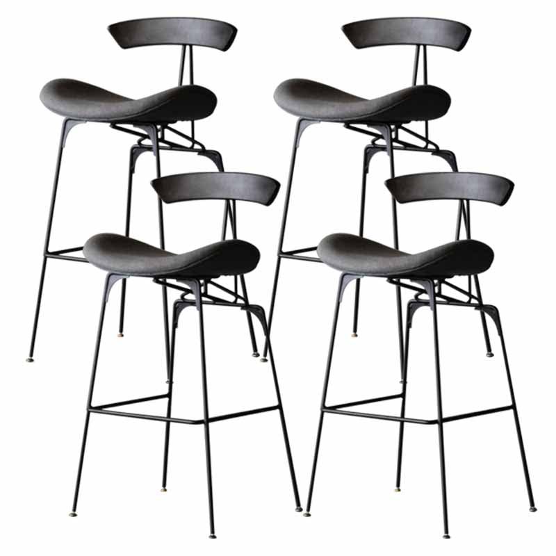 Mit Eisen gepolsterte Thekenhocker. Industrielle Barhocker mit niedriger Rückenlehne und Sattelsitz