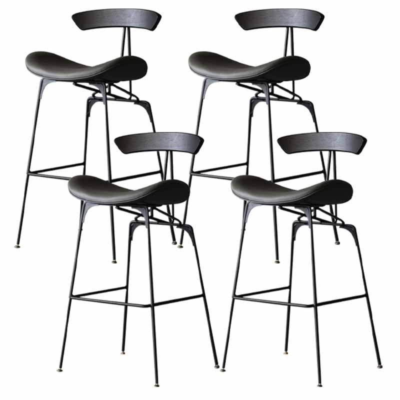 Mit Eisen gepolsterte Thekenhocker. Industrielle Barhocker mit niedriger Rückenlehne und Sattelsitz