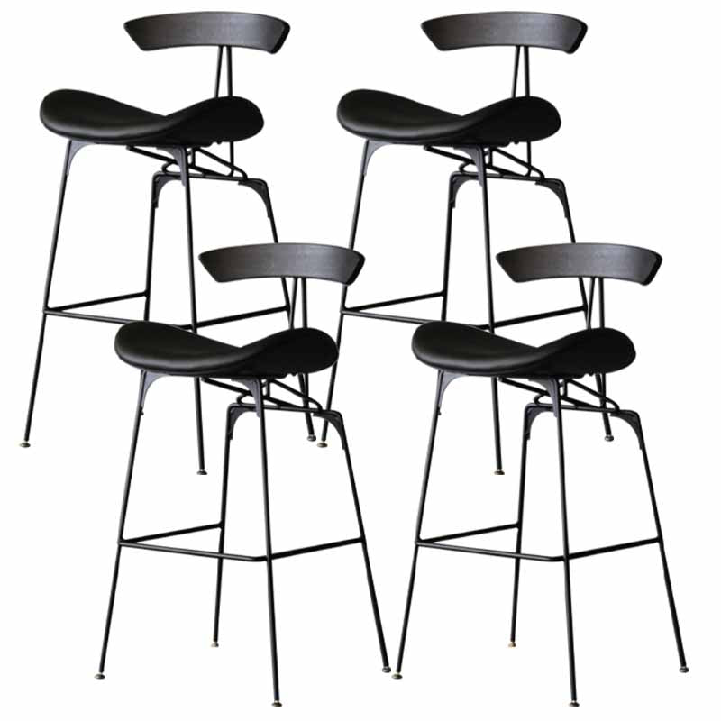 Mit Eisen gepolsterte Thekenhocker. Industrielle Barhocker mit niedriger Rückenlehne und Sattelsitz