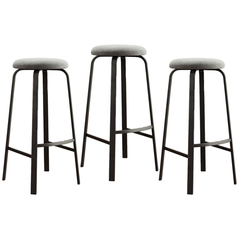 Stapelbare schwarze Thekenhocker, rückenfreie skandinavische Barhocker aus Metall (3er-Set)