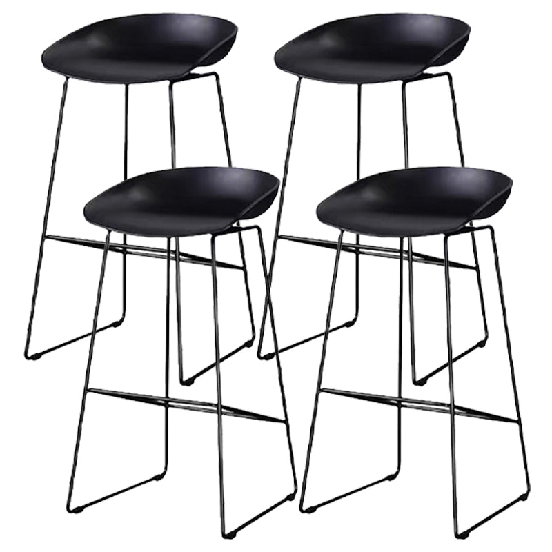 Taburetes de bar escandinavos de plástico y metal negro, taburetes de bar sin respaldo (juego de 4)