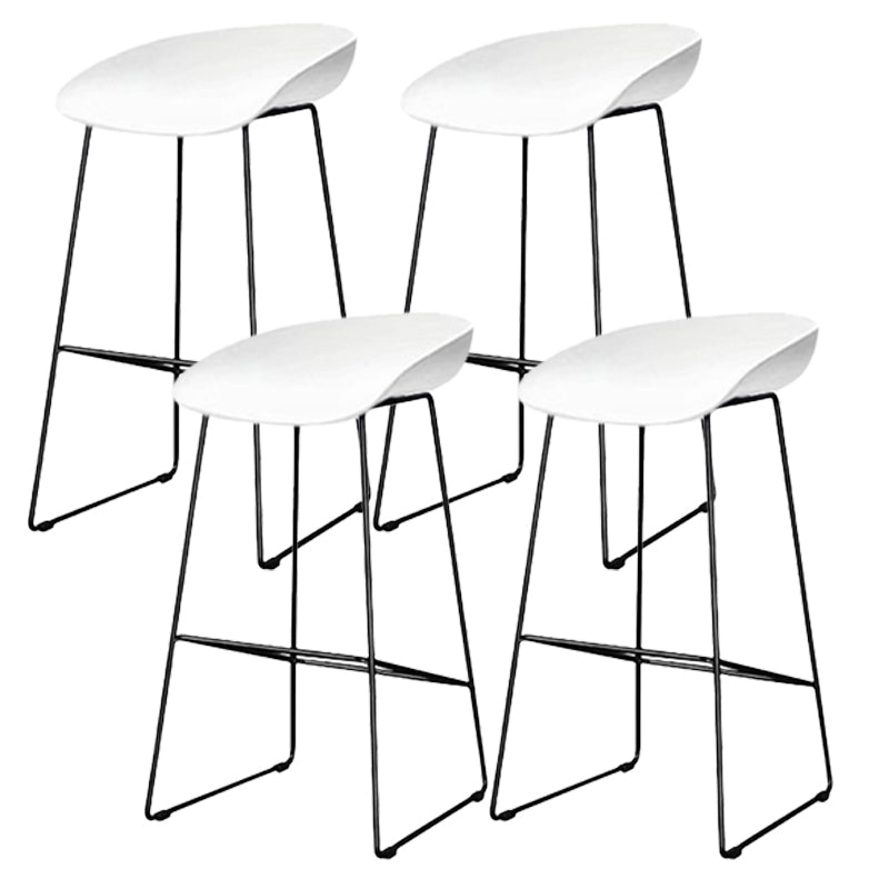 Taburetes de bar escandinavos de plástico y metal negro, taburetes de bar sin respaldo (juego de 4)