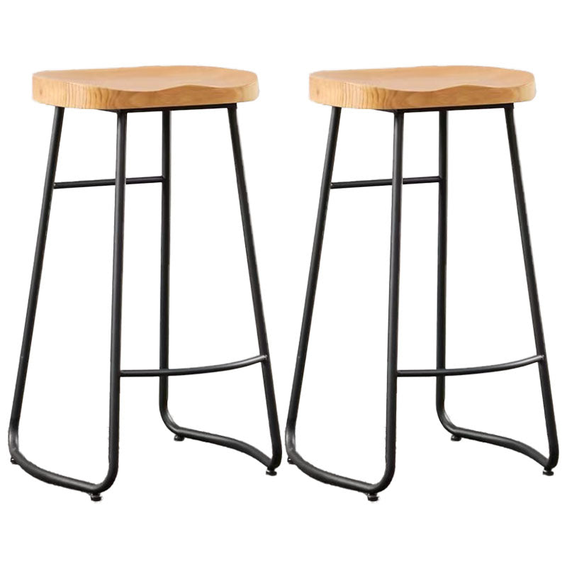 Barhosel für industrielle Style mit Schlittenrund-Sattel-Sitzschuhhocker für die Küche