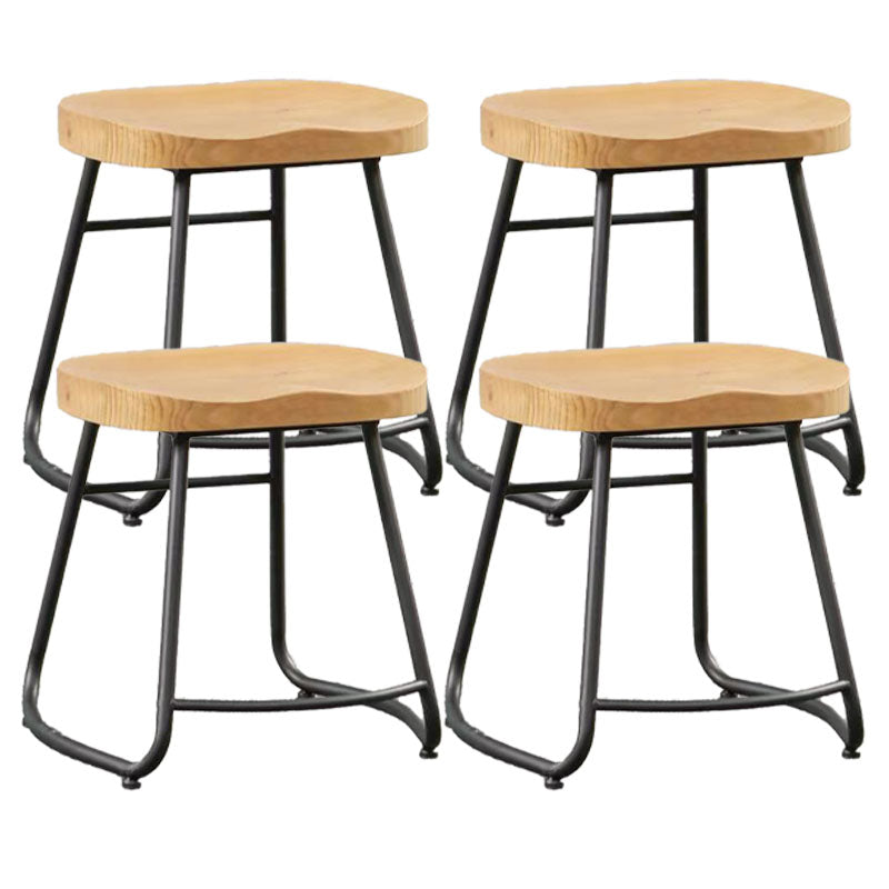 Barhosel für industrielle Style mit Schlittenrund-Sattel-Sitzschuhhocker für die Küche