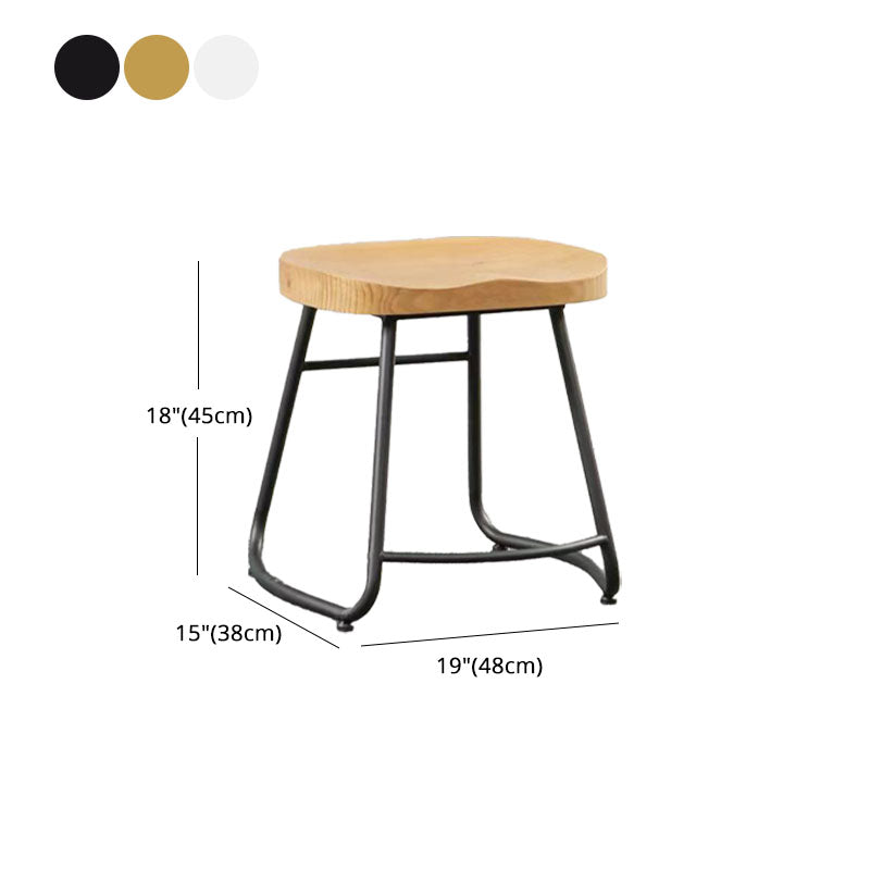Barhosel für industrielle Style mit Schlittenrund-Sattel-Sitzschuhhocker für die Küche