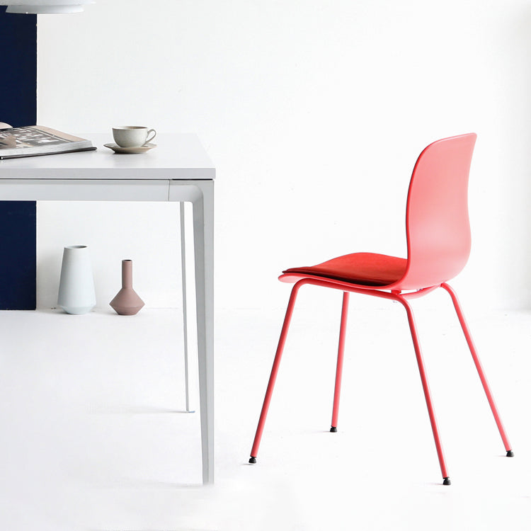 La salle à manger en plastique contemporaine préside des chaises de salle à manger en métal sans bras pour un usage domestique