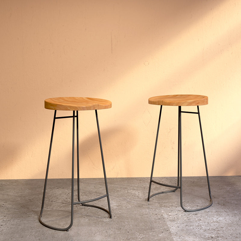 Modern Style Bar Stuhl konturierte Holzsitz Schlittenbeine Barhocker für Innenräume