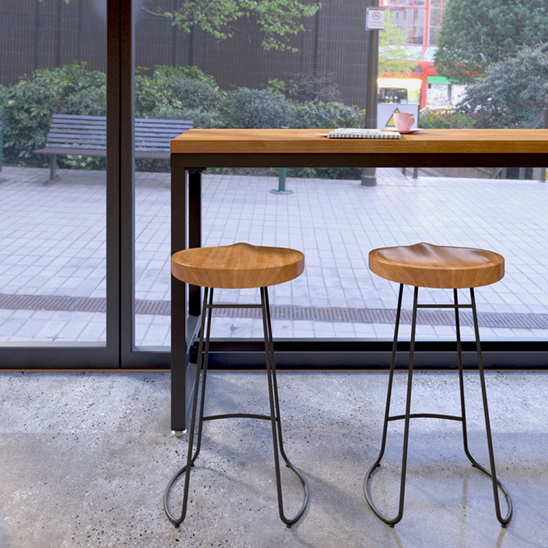 Modern Style Bar Stuhl konturierte Holzsitz Schlittenbeine Barhocker für Innenräume