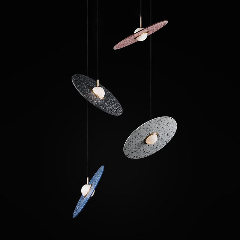 Soucoupe volante suspendue à la lumière du terrazzo postmoderne