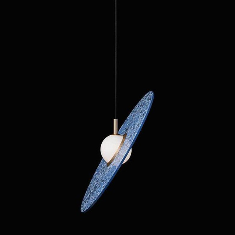 Soucoupe volante suspendue à la lumière du terrazzo postmoderne