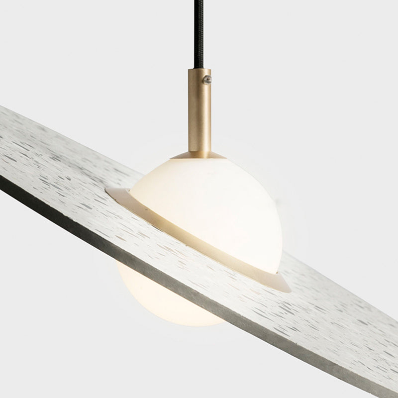 Soucoupe volante suspendue à la lumière du terrazzo postmoderne