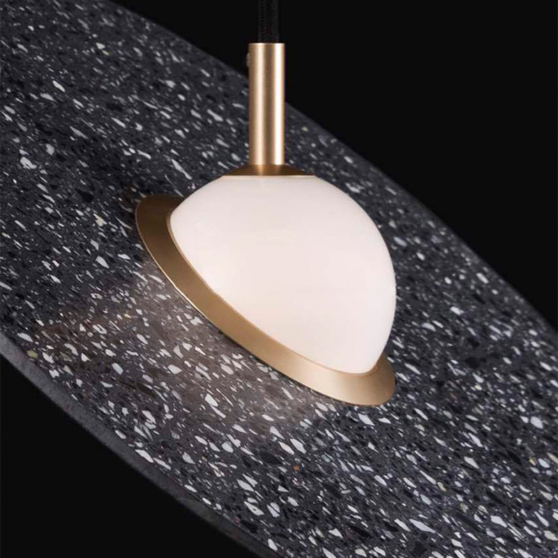 Soucoupe volante suspendue à la lumière du terrazzo postmoderne