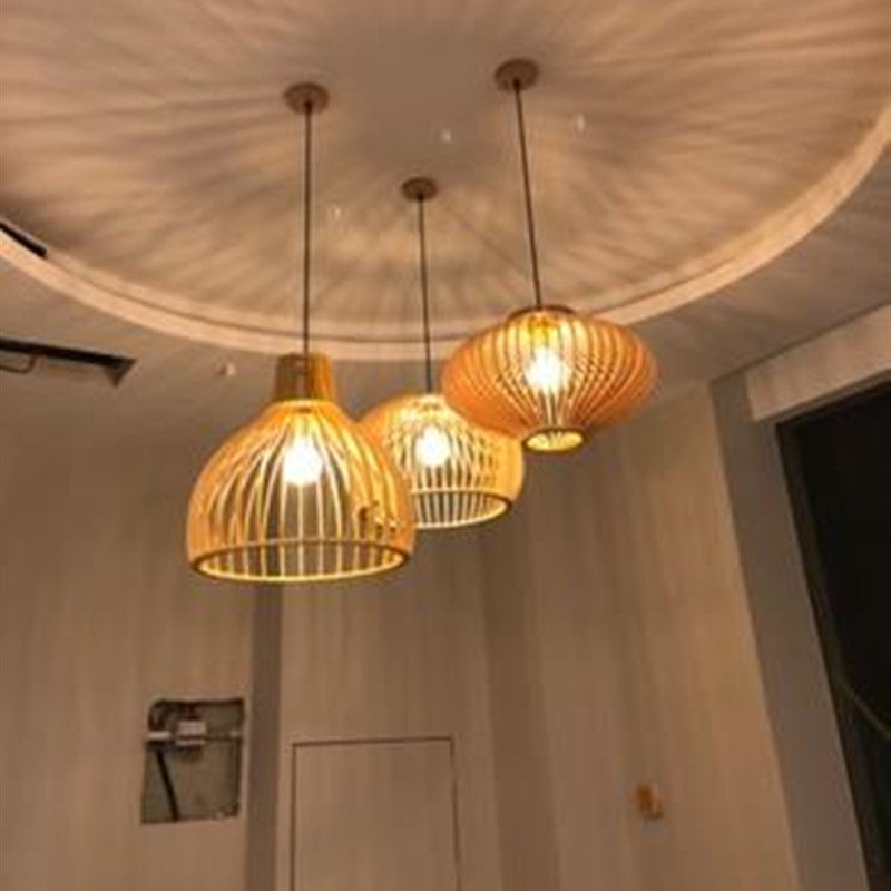 Éclairage suspendu de style contemporain avec une teinte en bois avec une teinte en bois