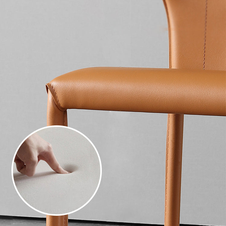 Silla lateral moderna con respaldo de orejas, silla de cuero con acabado mate para comedor