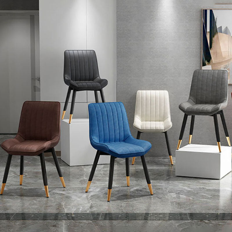 Silla auxiliar de comedor contemporánea Silla Parsons curvada de cuero con acabado mate