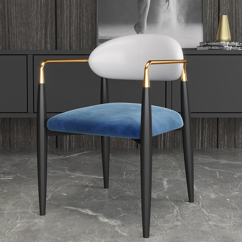 Silla de comedor tapizada con acabado mate y respaldo abierto contemporáneo para sala de conferencias