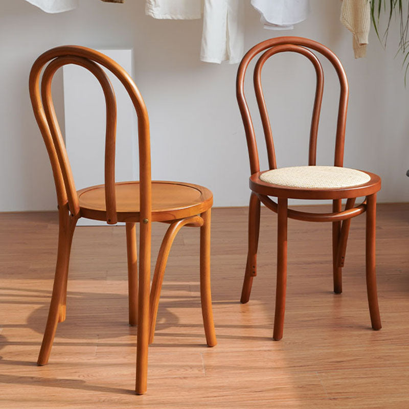 Le côté arrière de Windsor de conception contemporaine préside les chaises latérales en bois sans bras de jambes