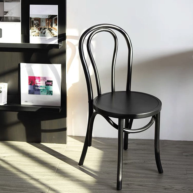 Le côté arrière de Windsor de conception contemporaine préside les chaises latérales en bois sans bras de jambes