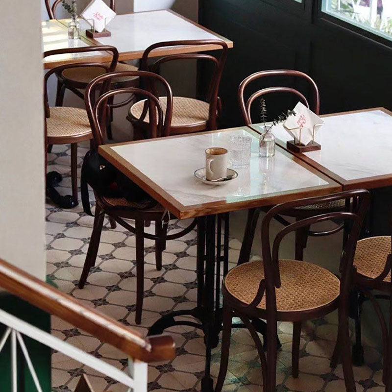 Le côté arrière de Windsor de conception contemporaine préside les chaises latérales en bois sans bras de jambes