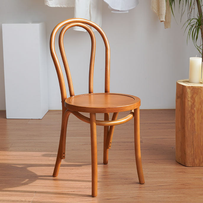 Le côté arrière de Windsor de conception contemporaine préside les chaises latérales en bois sans bras de jambes