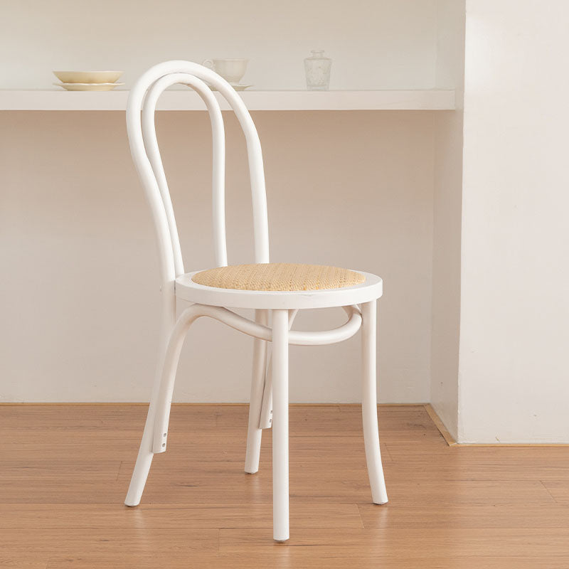 Le côté arrière de Windsor de conception contemporaine préside les chaises latérales en bois sans bras de jambes