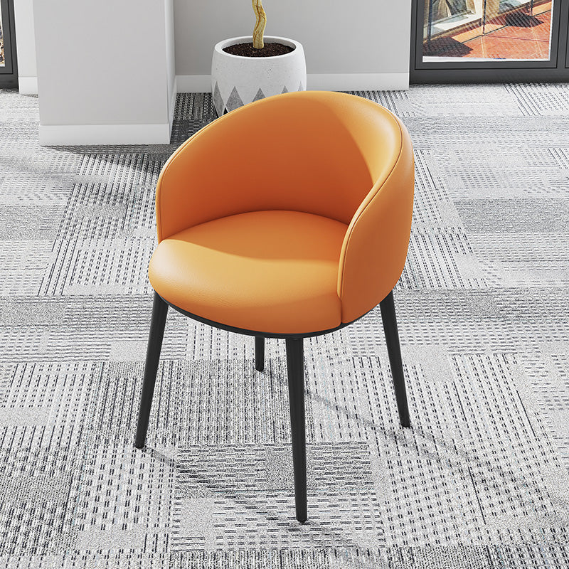 Silla de comedor tapizada moderna con respaldo sólido y acabado mate