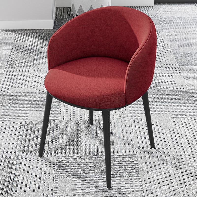 Silla de comedor tapizada moderna con respaldo sólido y acabado mate