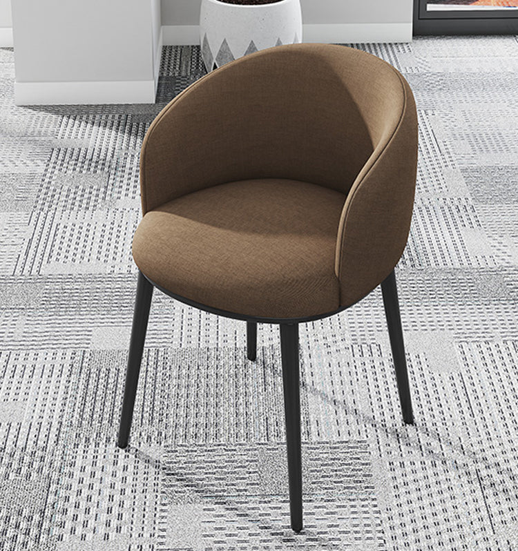 Silla de comedor tapizada moderna con respaldo sólido y acabado mate