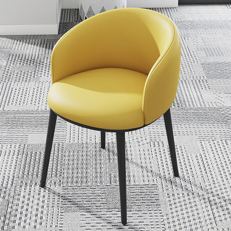 Silla de comedor tapizada moderna con respaldo sólido y acabado mate
