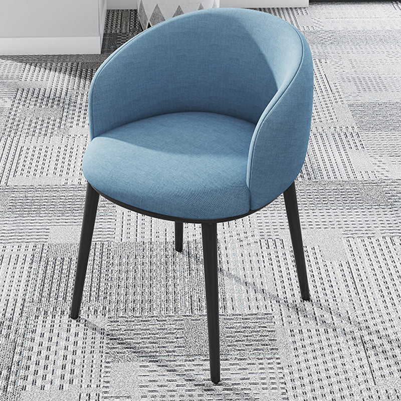 Silla de comedor tapizada moderna con respaldo sólido y acabado mate