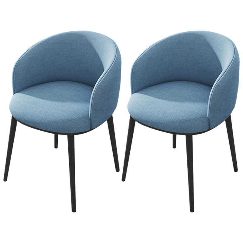 Silla de comedor tapizada moderna con respaldo sólido y acabado mate