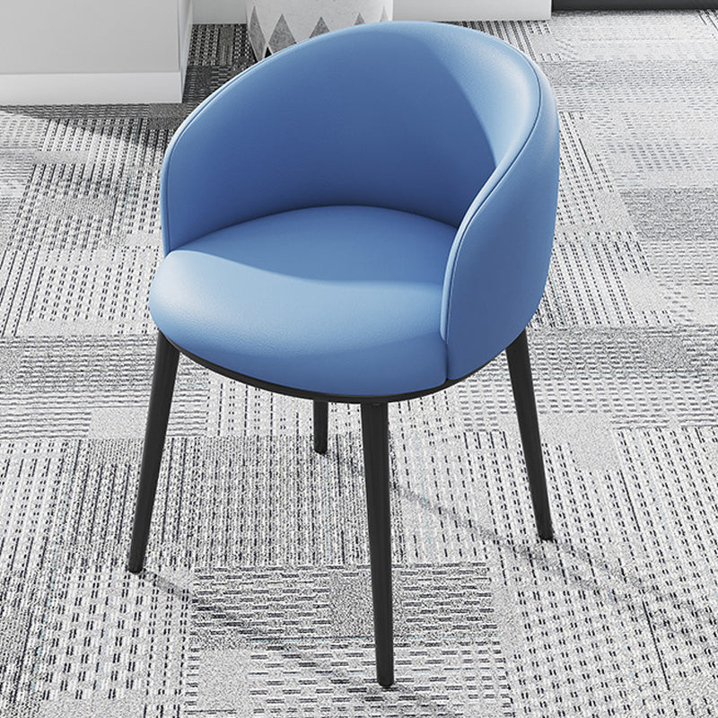 Silla de comedor tapizada moderna con respaldo sólido y acabado mate